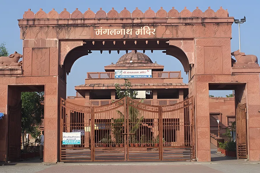 मंगलनाथ मंदिर, उज्जैन का लाल पत्थर का प्रवेश द्वार